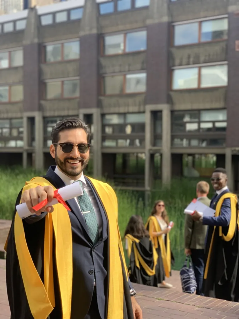 Graduación en King's College London, gracias a Chevening.